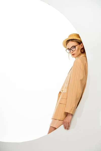 Side View Stylish Woman Straw Hat Beige Jacket Posing Circle — Stock Photo, Image