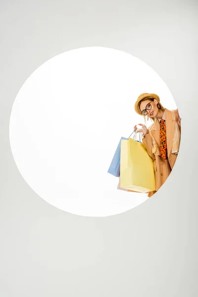 여성이 카메라 앞에서 쇼핑백을 배경으로 그리며 — 스톡 사진