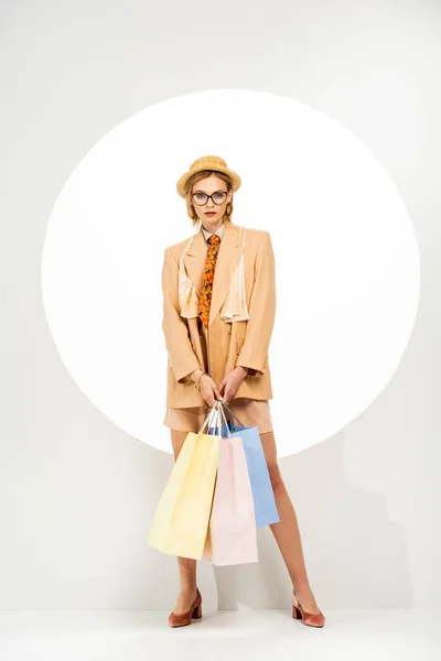 Beautiful Woman Straw Hat Beige Jacket Holding Shopping Bags Circle — Stock Photo, Image