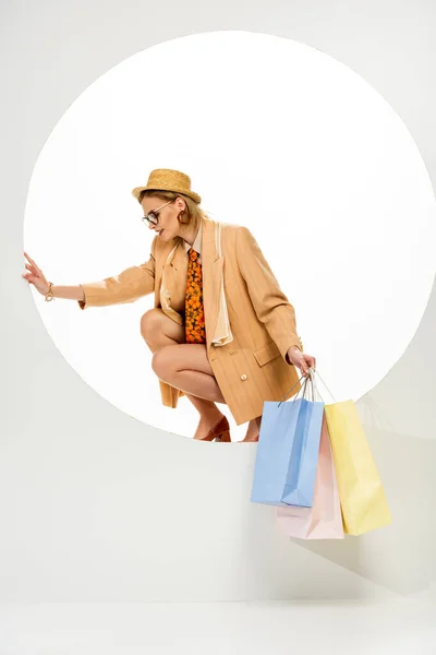 Beautiful Woman Straw Hat Beige Jacket Holding Shopping Bags Hole — Stock Photo, Image