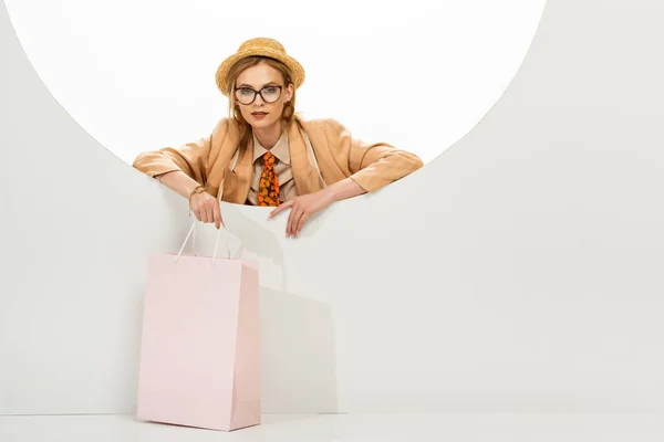Trendy Woman Holing Shopping Bag Looking Camera Circle White Background — Stock Photo, Image