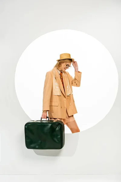 Mujer Elegante Sonriendo Mientras Sostiene Bolsa Viaje Verde Cerca Del — Foto de Stock