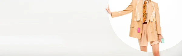 白い背景に丸い穴の近くに立っている価格のタグと服の女の子のパノラマ作物 — ストック写真