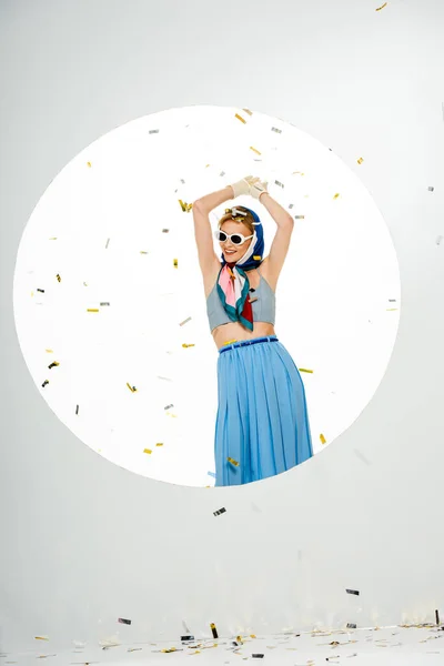 Усміхнена Жінка Окулярах Сонцезахисних Окулярах Стоїть Під Падінням Конфетті Біля — стокове фото