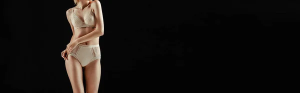 Panoramiczne Uprawy Młodej Kobiety Bieliźnie Dłońmi Blisko Biodra Odizolowane Czarno — Zdjęcie stockowe