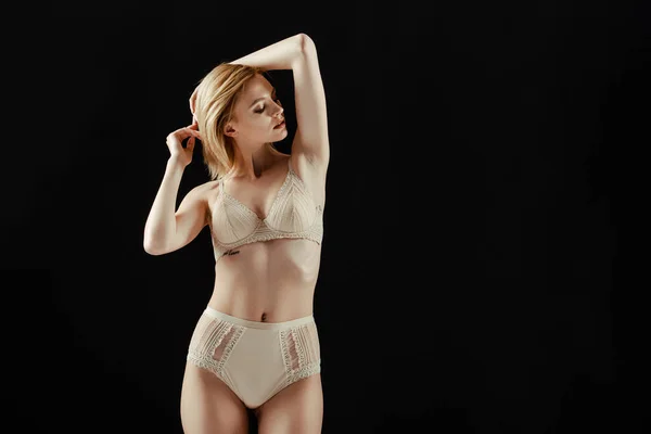 Vacker Blond Kvinna Poserar Beige Underkläder Isolerad Svart — Stockfoto