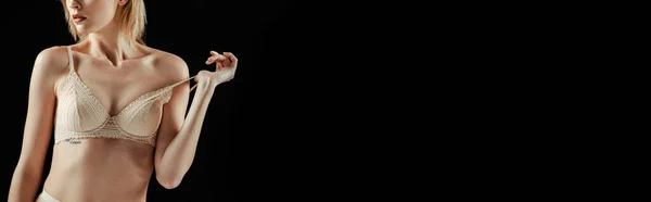 Siyah Panoramik Karede Izole Edilmiş Bej Sütyenli Genç Kadın Görüntüsü — Stok fotoğraf