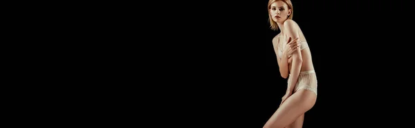 Панорамный Снимок Блондинки Кружевном Белье Смотрящей Камеру Позируя Изолированно Черном — стоковое фото