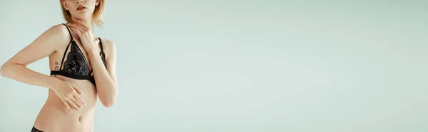 Панорамний Урожай Жінки Чорному Бюстгальтері Торкається Плеча Ізольовано Сірому — стокове фото