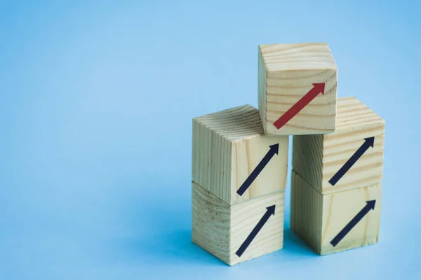 Houten Blokken Met Zwarte Rode Pijlen Blauwe Achtergrond Leiderschapsconcept — Stockfoto