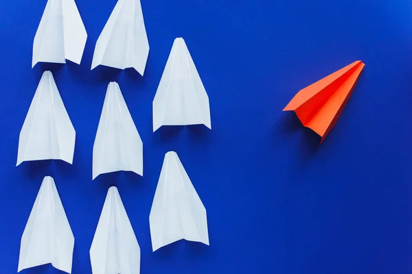 Visão Superior Aviões Papel Branco Vermelho Fundo Azul Conceito Liderança — Fotografia de Stock