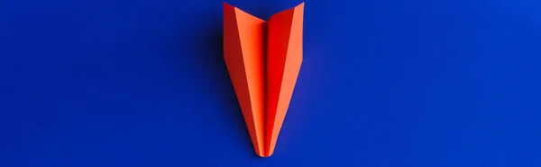 Draufsicht Auf Rotes Papierflugzeug Auf Blauem Hintergrund Führungskonzept Panoramaaufnahme — Stockfoto