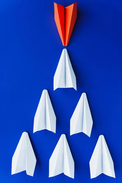 Flache Lage Mit Weißen Und Roten Papierfliegern Auf Blauem Hintergrund — Stockfoto