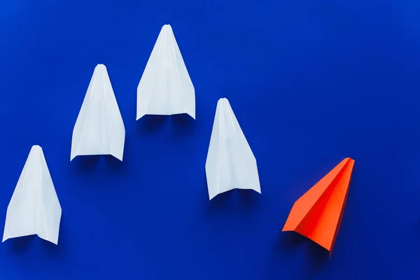 Visão Superior Aviões Papel Branco Vermelho Fundo Azul Conceito Liderança — Fotografia de Stock