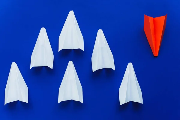 Visão Superior Aviões Papel Branco Vermelho Fundo Azul Conceito Liderança — Fotografia de Stock