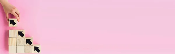 Частичный Вид Руки Рядом Деревянными Блоками Черными Стрелками Розовом Фоне — стоковое фото