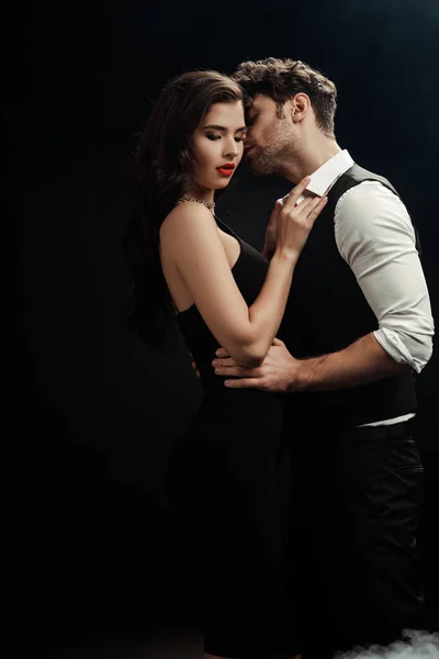 Seitenansicht Schöner Mann Küsst Sexy Frau Auf Schwarzem Hintergrund — Stockfoto