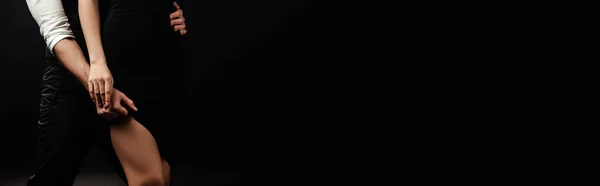 Панорамний Урожай Людини Роздягається Дівчина Ізольовані Чорному — стокове фото