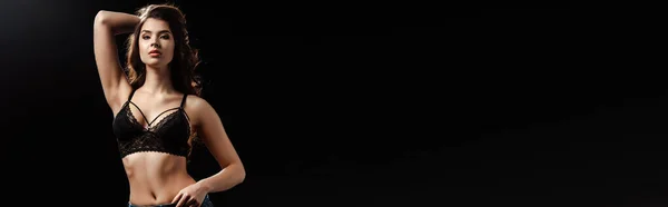 Панорамний Знімок Сексуальної Брюнетки Мереживному Бюстгальтері Рукою Біля Голови Ізольовано — стокове фото