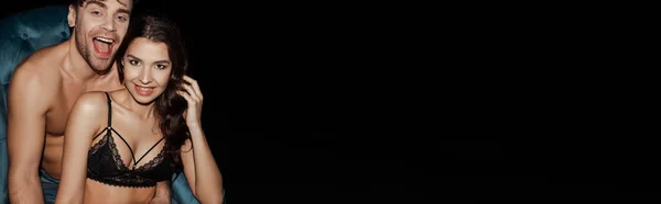 Панорамний Знімок Дівчини Бюстгальтері Сидить Біля Веселого Сорочки Чоловіка Кріслі — стокове фото