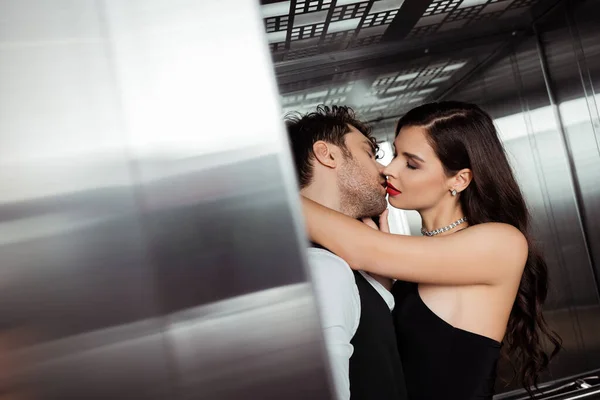 Selective Focus Beautiful Woman Red Lips Kissing Boyfriend Elevator — Stock Photo, Image