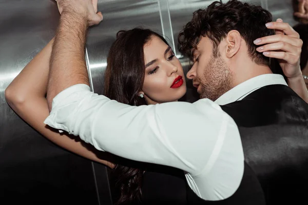 ハンサムな男でシャツとウエストコート近く魅力的な女性とともに赤い唇でエレベーター — ストック写真