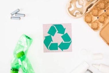 Plastik şişe, karton yumurta tepsisi ve geri dönüşümlü kart yakınındaki akümülatörler beyaz arka plan, ekoloji konsepti