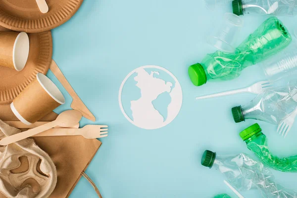 Ansicht Von Papier Erdschild Und Einweggeschirr Plastikflaschen Und Besteck Auf — Stockfoto