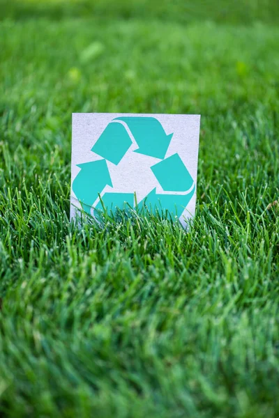 Foco Seletivo Cartão Com Sinal Reciclagem Grama Verde Conceito Ecologia — Fotografia de Stock