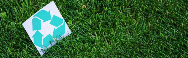 屋外の芝生の上でリサイクルシンボルを持つカードのパノラマショット 生態学的概念 — ストック写真