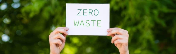 Horizontal Crop Man Holding Card Zero Waste Lettering Outdoors Ecology — Stock Photo, Image