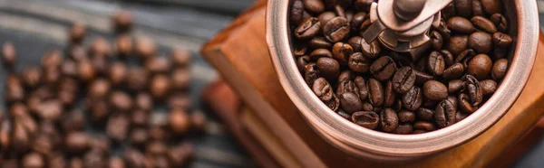 Zblízka Pohled Vinobraní Mlýnek Kávu Kávovými Zrny Panoramatický Záběr — Stock fotografie