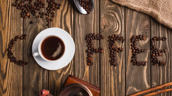 Draufsicht Auf Tasse Kaffee Auf Untertasse Und Kaffee Schriftzug Aus — Stockfoto