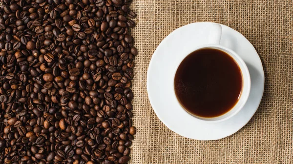 Kahve Fincanındaki Kahve Fincanının Üst Görüntüsü Kahve Çekirdekleri Arka Planda — Stok fotoğraf