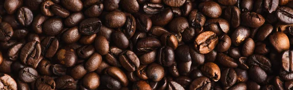 Bovenaanzicht Van Vers Gebrande Koffiebonen Achtergrond Panoramisch Schot — Stockfoto