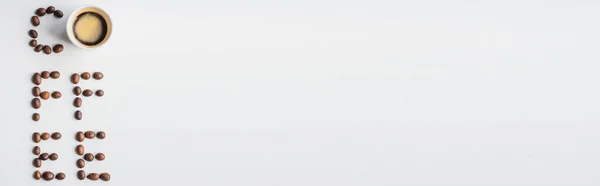 Вид Зверху Кавове Написання Квасолі Біля Чашки Білій Поверхні Панорамний — стокове фото