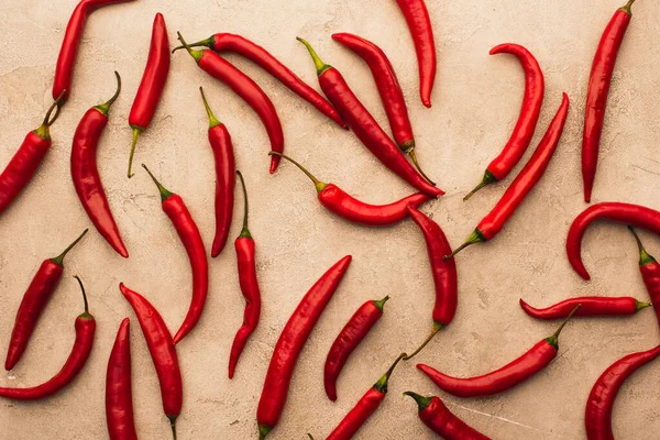 Vrchní Pohled Rozptýlené Chilli Papričky Béžovém Betonovém Povrchu — Stock fotografie