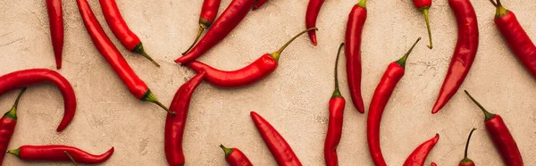 Top View Scattered Chili Peppers Beige Concrete Surface Panoramic Shot — Stock Photo, Image