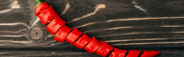 Vista Superior Pimenta Vermelha Fatiada Superfície Madeira Tiro Panorâmico — Fotografia de Stock