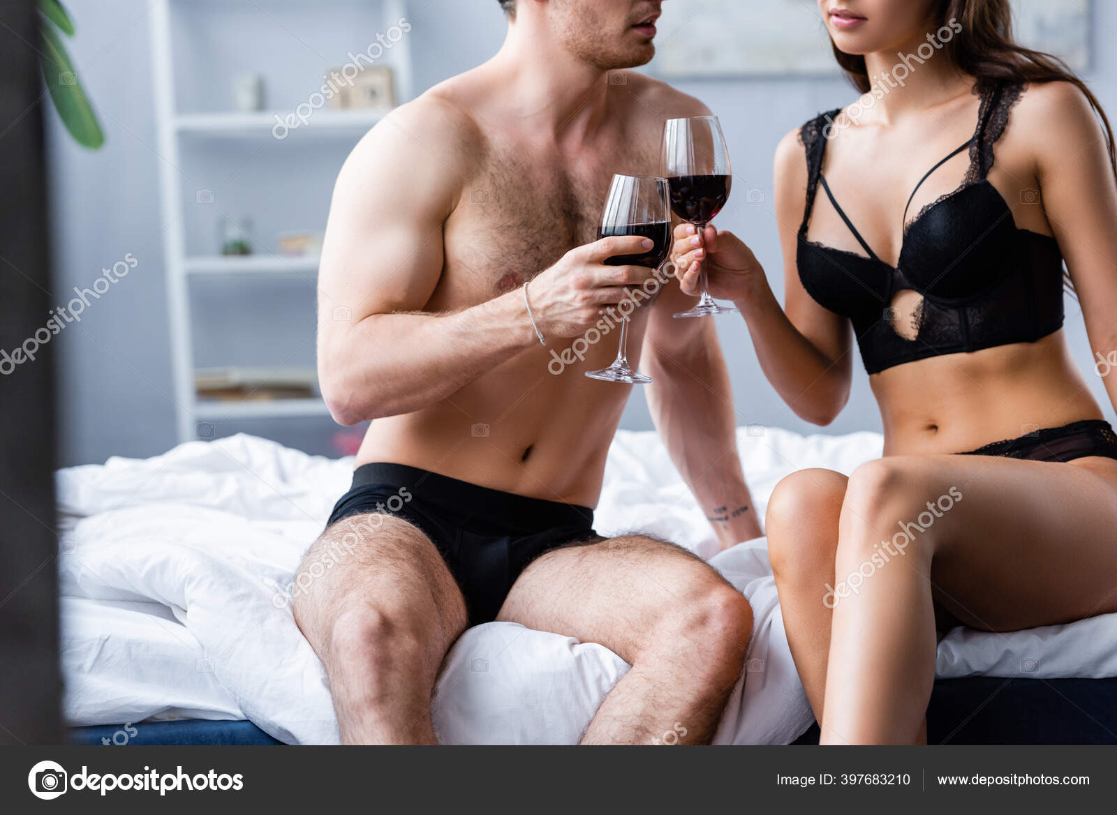 Vista Recortada Hombre Mujer Sin Camisa Ropa Interior Tintineo Vasos Foto de stock 397683210 VitalikRadko