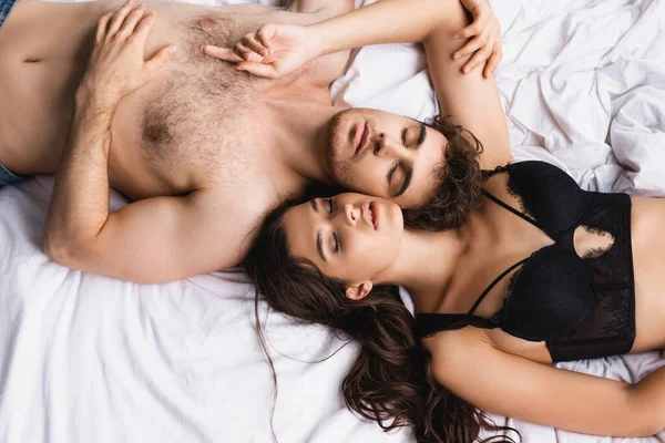 Vista Superior Hombre Mujer Sin Camisa Sujetador Durmiendo Cama Casa — Foto de Stock