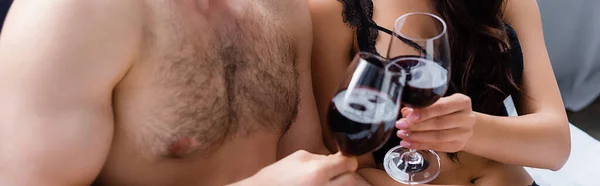Панорамный Урожай Сексуальной Пары Звон Бокалов Красным Вином — стоковое фото