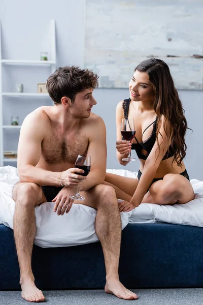 Hemdlose Männer Und Frauen Unterwäsche Mit Gläsern Mit Rotwein Schlafzimmer — Stockfoto
