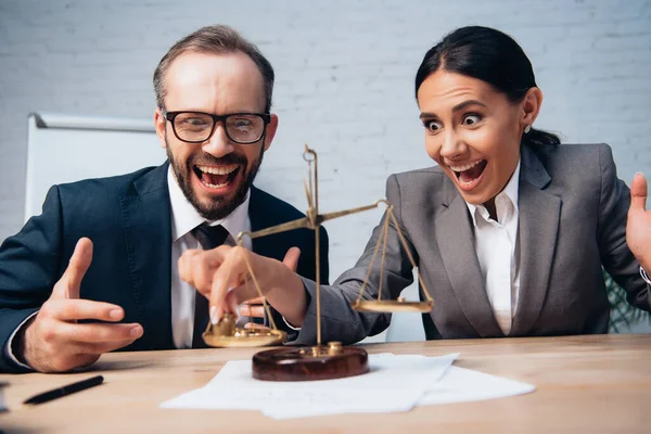 Selectieve Focus Van Opgewonden Zakenman Zakenvrouw Formele Slijtage Aanraken Schalen — Stockfoto