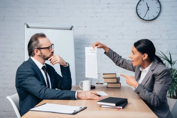 Zakenvrouw Wijzen Met Vinger Naar Verzekeringsdocument Buurt Van Collega Bril — Stockfoto