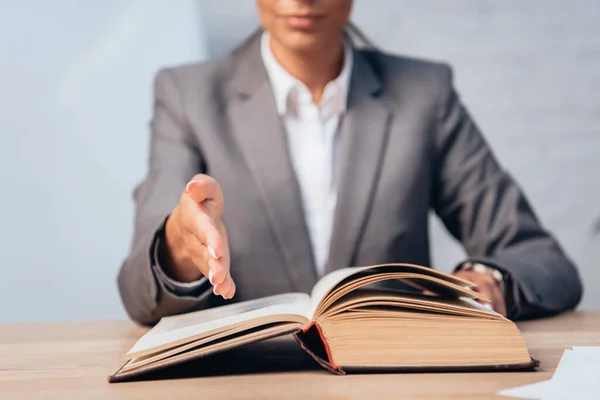 Enfoque Selectivo Abogado Traje Apuntando Con Mano Libro Oficina — Foto de Stock