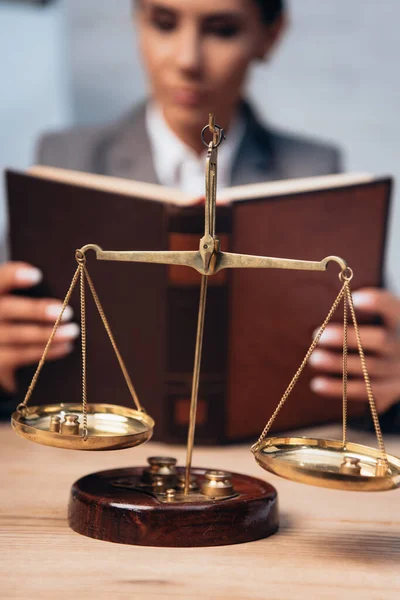 Selective Focus Golden Scales Lawyer Reading Book — Stock Photo, Image