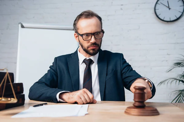 Selective Focus Bearded Judge Glasses Looking Gavel Papers Table — Stock Photo, Image