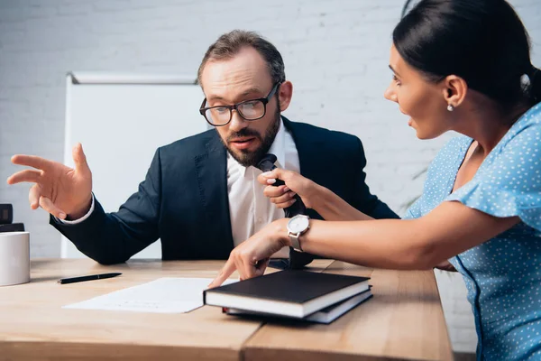 Selective Focus Displeased Client Holding Tie Lawyer While Pointing Finger — Stock Photo, Image