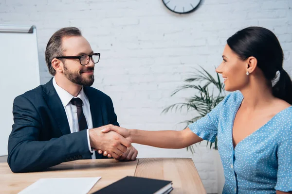 Selektivt Fokus Hos Advokat Glasögon Och Kostym Skakar Hand Med — Stockfoto